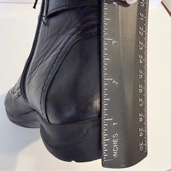 Clarks Black Leather Ankle Booties Size 9.5 boot comfortable boots - Picture 9 of 11